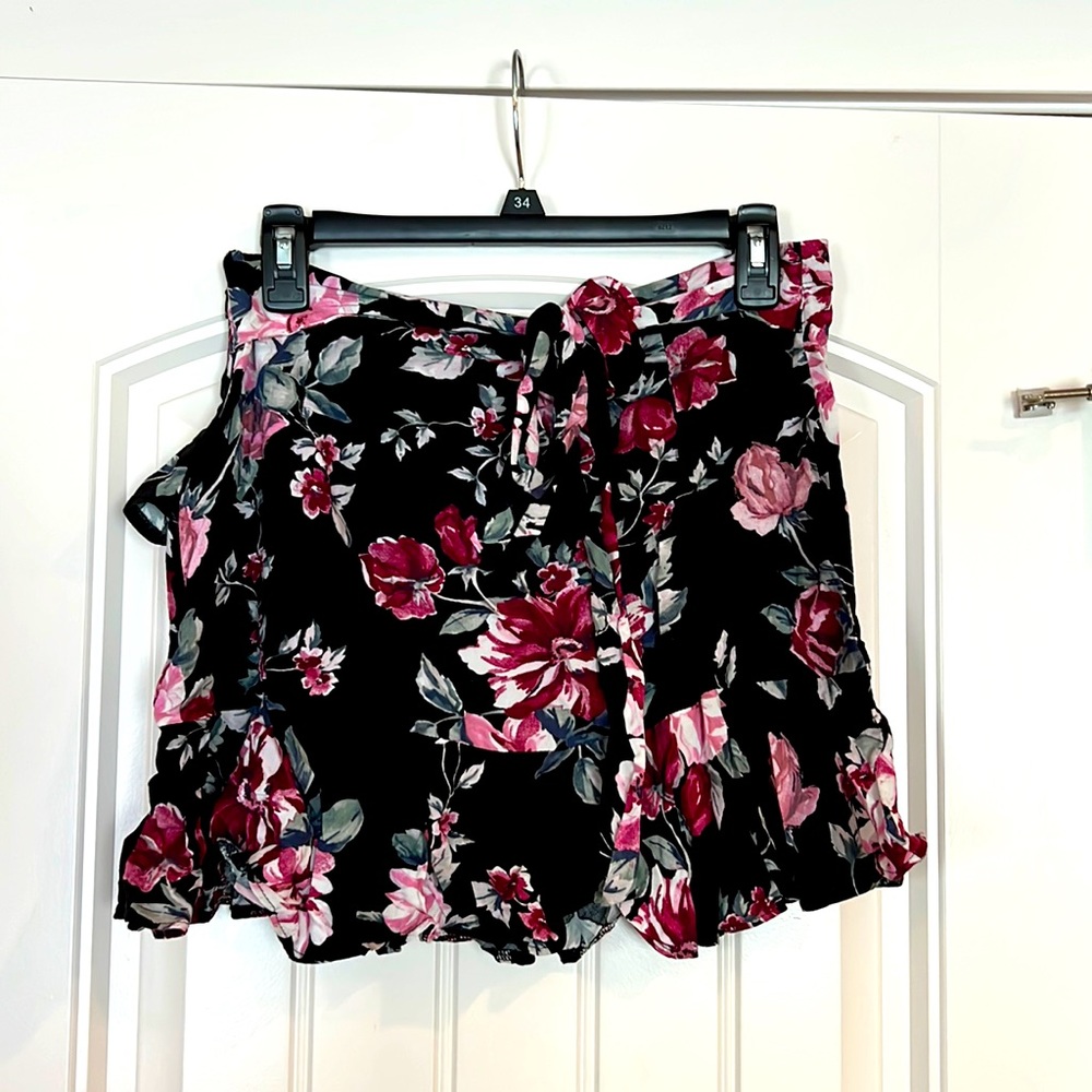 Cute floral flowy skirt that ties